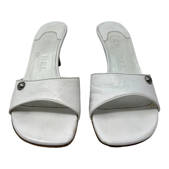 CHANEL White Leather CC Logo Slide Sandals - Picture 5 of 11